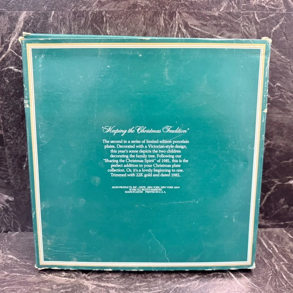1982 AVON “Keeping the Christmas Tradition” Collector Plate w/22K Gold Trim